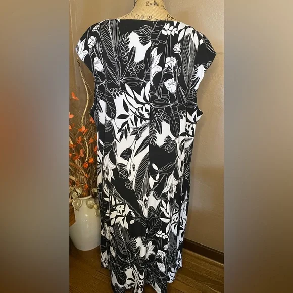 Connected Apparel Black and white Monochrome Leaf Floral Print Midi Sleeveless - Picture 2 of 4